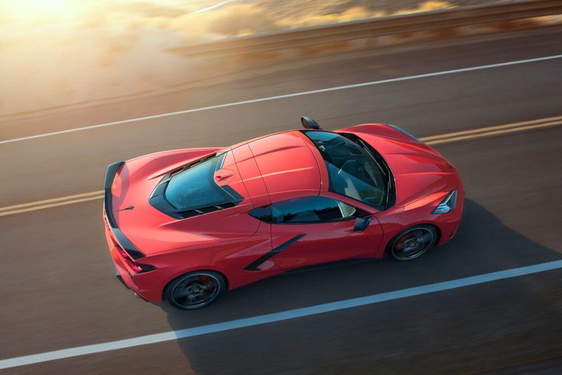 ...zum ersten Mal ist der Motor nicht mehr vor den Insassen montiert, sondern genau wie bei Ferrari, Lamborghini oder McLaren direkt dahinter. (Bild: Chevrolet)