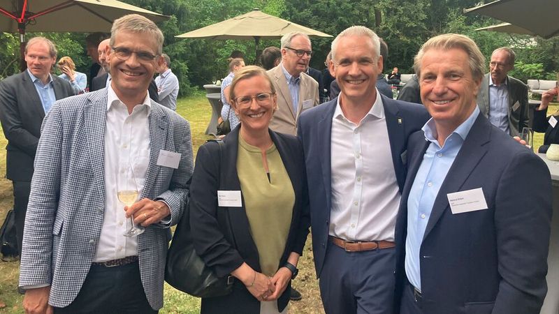 Unter den Gästen (v.l.): Kurt-Christian Scheel (Ex-ZDK-HGF), Uta Heller, Martin Endlein und Helmut Eifert (alle DAT). (Bild: Doris S. Pfaff)