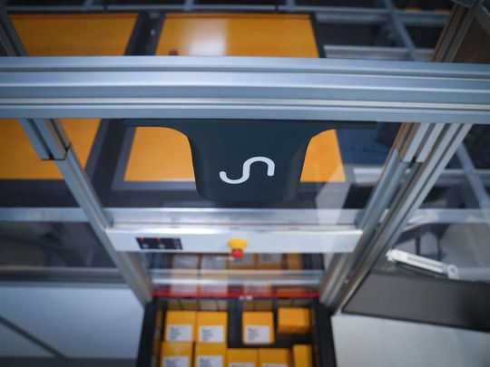 Lens liefert in der Roboterzelle eine präzise Echtzeit Analyse des Behälterinhalts – inklusive ID Prüfung, Zustandskontrolle und Fotodokumentation.(Bild:  Sereact)