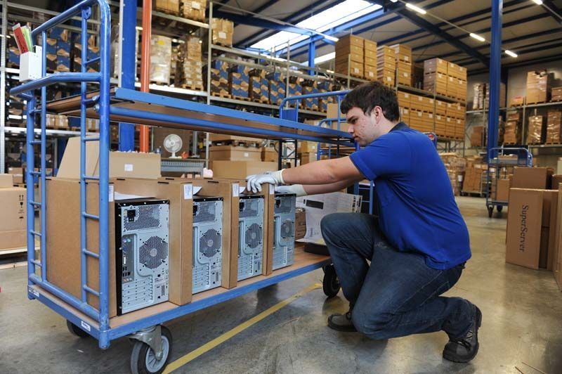 Innerhalb von zwei bis drei Tagen landen die „Build-to-Order“-Bestellungen beim Kunden. Lagerware schafft es sogar am nächsten Werktag. (Extra Computer)