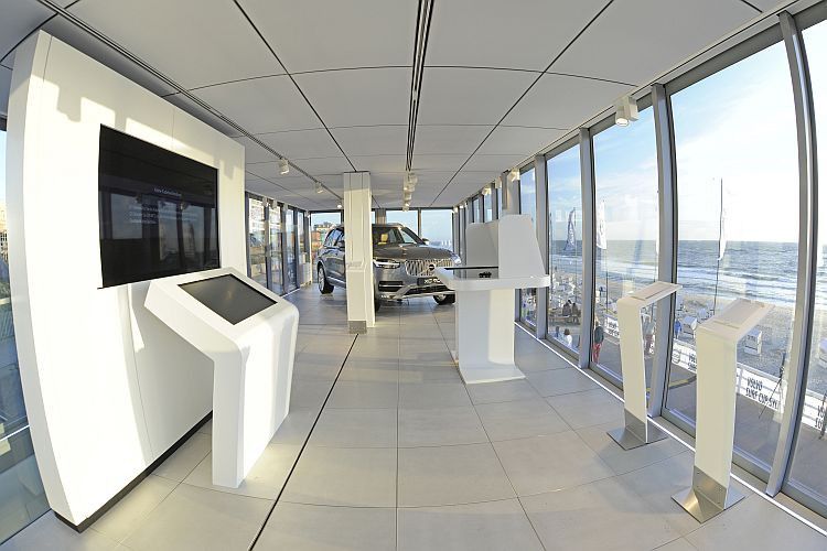 Im ersten Stock können die Besucher den XC 90 in Augenschein nehmen und sich mit den Volvo-Technologien vertraut machen. (Foto: Volvo)