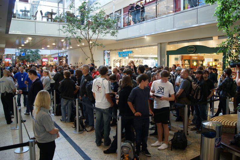 Bis zur Öffnung der Türen des Apple-Stores drängelten sich immer mehr Menschen in der Augsburger City-Galerie. (Archiv: Vogel Business Media)