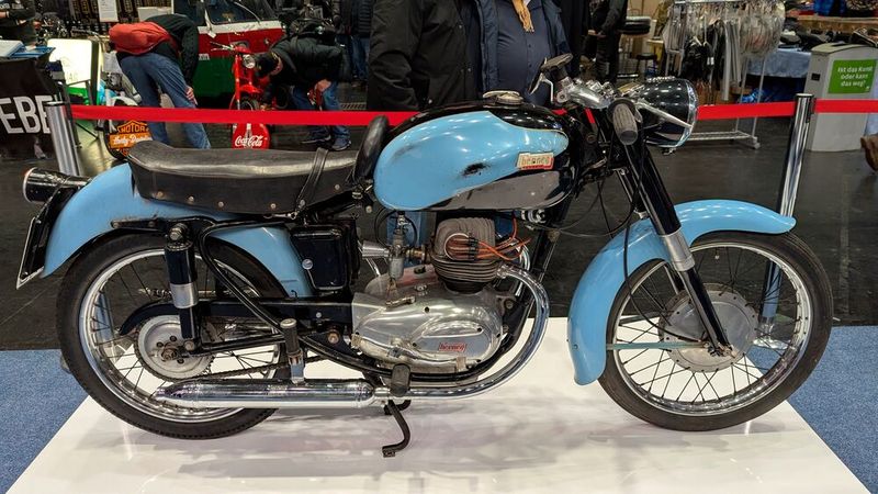 Schöne Seltenheit: Berneg war ein italienischer Motorradhersteller mit Sitz in Casalecchio di Reno bei Bologna. Das Unternehmen wurde 1954 von Paride Bernardi und Corrado Negrini gegründet. Der Markenname setzt sich aus den Anfangsbuchstaben ihrer Nachnamen zusammen. Die Produktion wurde bereits 1961 eingestellt. 1957 erschien das Modell Fario mit 175 cm³ Hubraum, das in zwei Versionen angeboten wurde. (Bild: Dominsky – VCG)