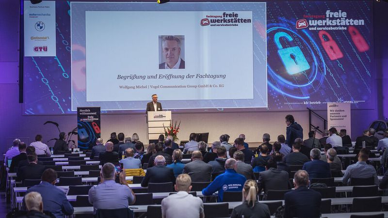 Veranstalter ist das Fachmagazin »kfz-betrieb« in Zusammenarbeit mit dem ZDK und mit Hilfe der Business Partner Automechanika, BMW, Continental und GTÜ. Chefredakteur Wolfgang Michel führte durch die Veranstaltung. (Bild: Stefan Bausewein)