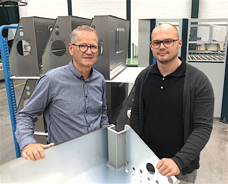Rundum zufrieden mit der automatisierten Serienfertigung: Peter Schweizer (l.), Bereichsleiter Fertigung, und Claudio Wolf, Gruppenleiter Blechverarbeitung bei der Pyropac AG. (Salvagnini)