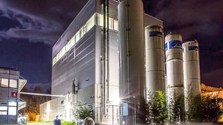 Die CO2-Versuchshalle ist Teil der Ein-Megawatt-modularen Pilotanlage des Instituts für Energiesysteme und Energietechnik. Hier können verschiedene thermische Wirbelschichtverfahren untersucht werden um einen wichtigen Beitrag zur CO2-Neutralität zu leisten.  (Bild: C. Heinze)