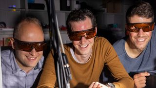 Lysander Huberich (left), team leader Bruno Schuler (middle) and optics specialist Jonas Allerbeck at the THz optics, which generates picosecond-precise excitation pulses. (Source: Empa)
