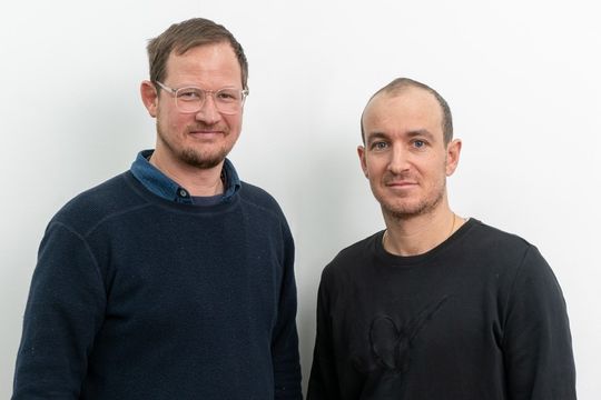 Galahad Clark (links), CEO und Mitgründer sowie Asher Clark, CDO und Mitgründer von Vivobarefoot.(Bild:  Vivobarefoot)