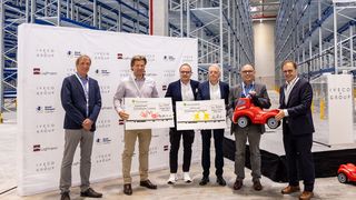 Von links: Klaus Rekitt, Finanzvorstand der Iveco Magirus AG, Gerrit Marx, CEO der Iveco Group, Maik C. Bettentrup, geschäftsführender Gesellschafter der Logproject Beteiligungs GmbH und der Logproject Development GmbH, Peter Welsch, Vorstandsvorsitzender der Lebenshilfe Heidenheim e. V., Jörg Schneider, Geschäftsführer der Heidenheimer gemeinnützige Werkstätten und Wohnheime der Lebenshilfe Heidenheim e. V., und Thomas Hilse, President Firefighting Business Unit der Iveco Group, bei der Spendenübergabe an die „Schatzkiste“. (Bild: Foto.text)