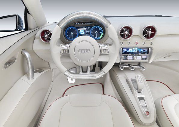 Futuristisches Ambiente: In strahlendem weiß präsentierte sich der Innenraum der A1-Vorstudie „concept quattro“. (Archiv: Vogel Business Media)