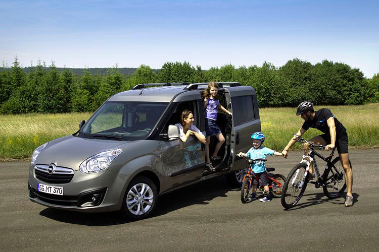 ... Familienausflüge nebst Drahteseln und reichhaltigen Picknickutensilien bereiten keine Schwierigkeiten. (Opel)