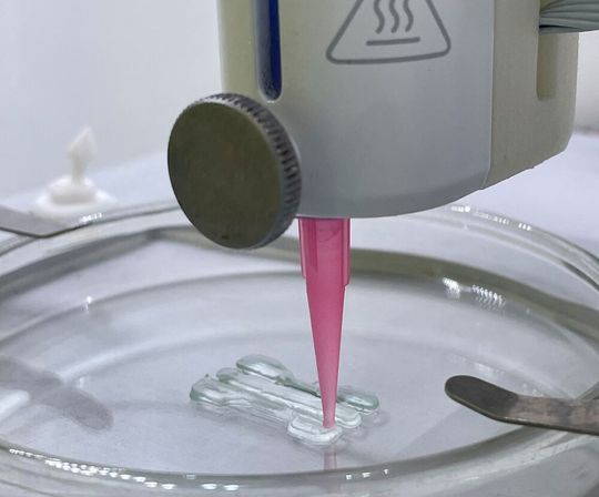 Erstaunlicher Softie! Was hier aus der Düse kommt, ist ein ganz spezielles Elastomer. Schweizer Forscher von der EPFL haben es per 3D-Druck unter die Lupe genommen! Es gehört zu den Double Network Granular Elastomers (DNGE), die länger „leben“ als andere gummiartige Polymere ...(Bild:  EPFL CC BY SA)