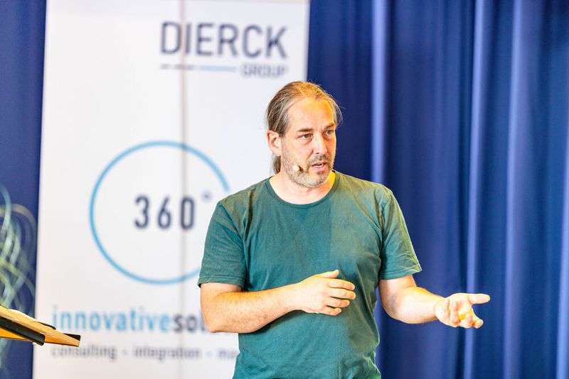 Keynote bzgl. „Cyber Threats – give NIS(2) a kiss!“ durch Mark Semmler (Cyber Threat und NIS-2 Specialist) (Bild: Dierck Group)