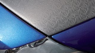 Der Werkzeug- und Anlagenspezialist Frimo zeigte auf der Messe „Composites Europe 2013“ in Stuttgart weltweit erstmalig Karosseriekomponenten aus Pur-Composites mit Haihauteffekt. Deren Zweck: Kraftstoff sparen. (Foto: Frimo)