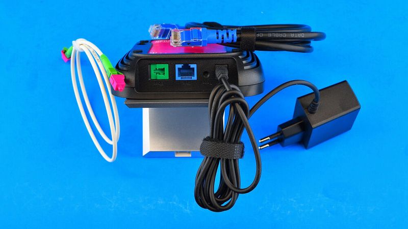 Anschlüsse am Telekom Glasfaser-Modem 2: Grüne Glasfaser-Buchse, blauer 2,5 GbE LAN-Ethernet-Port, Reset-Taster und Strom-Eingangs-Buchse. (Bild: Harald Karcher)