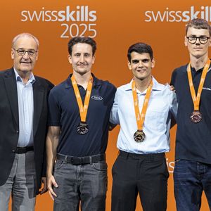 Bundesrat Guy Parmelin mit den Siegern im Bereich «Polymechaniker CNC Fräsen»: Gold ging an Manuel Nussbaumer (Bucher Hydraulics AG, Mitte), Silber an Nico Jonas Känzig (Fraisa SA, links) und Bronze an Aaron Bucher (Rego-Fix AG, rechts) ...(Bild:  Manu Friedrich)
