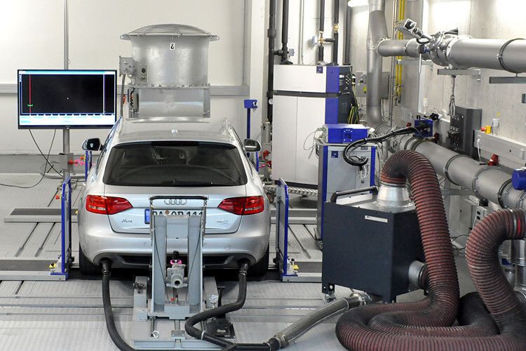 Mit dem WLTP streben die UN einen weltweit verbindlichen Standard an. Mit dabei sind bisher die EU-28, Australien, China, Indien, Japan, Norwegen, Süd-Korea, Russland, Südafrika, die Türkei und Moldawien. Die Berechnung der Flottenverbräuche und damit damit das Flottenziel von 95 Gramm CO2 pro gefahrenem Kilometer wird indes weiterhin nach dem NEFZ bemessen. (Foto: Tüv Süd)