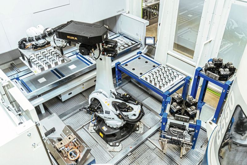 Ein KR Quantec von Kuka entnimmt die Palette mit Rohlingen, nachdem diese in die Zelle eingeschleust wurde. (Bild: Kuka)
