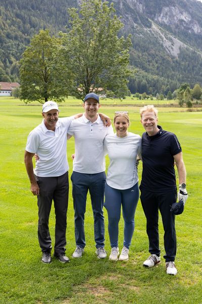 (v. l.) Rennrodler Markus Schmidt, Thomas Mack (Fsas), Emily Raidt (IONOS) und Skispringer Dieter Thoma (Bild: Hans Breitenfellner)