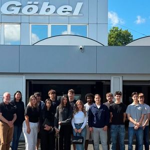 Mit Freude begrüßte die Heinrich Göbel in Neu-Isenburg zum Start des neuen Ausbildungsjahres 16 Nachwuchskräfte im Unternehmen. Von ihnen beginnen zehn Auszubildende ihre Laufbahn als Kfz-Mechatroniker für Pkw und Nutzfahrzeuge, während drei Nachwuchskräfte den kaufmännischen und einer den Lager-Bereich verstärken. Geschäftsführer Stefan Göbel begrüßte gemeinsam mit Holger Hunkel, Ausbildungskoordinator, sowie Vertretern der Geschäftsleitung, den Centerleitern und Werkstattleitern die jungen Mitarbeiter und unterstrich er die Bedeutung einer qualifizierten Ausbildung für das Unternehmen und die gesamte Branche.  (Bild: Autohaus Göbel)