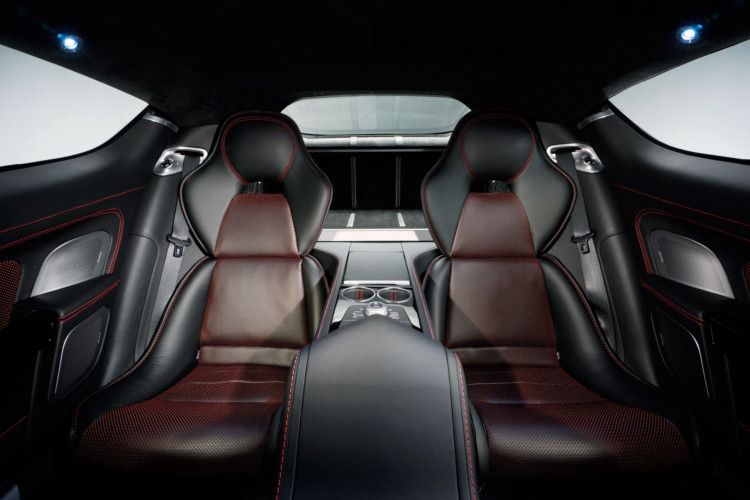 Und auch an praktische Kunden wird gedacht: So lassen sich die hinteren Einzelsitze per Knopfdruck umklappen und verdreifachen so den Laderaum. (Foto: Aston Martin)