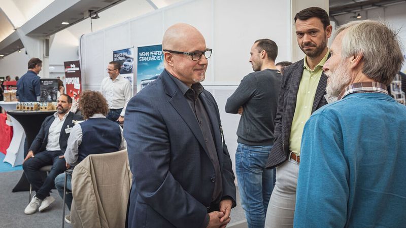 Wichtig ist, dass die freien Betriebe auf Augenhöhe mit den Markenwerkstätten agieren können. Michael Renner, Leiter des Geschäftsfelds Fremdwerkstätten bei BMW, erklärte, was der Münchener Hersteller für freie Werkstätten tut. (Bild: Stefan Bausewein)