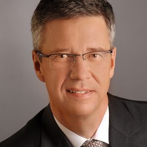 Thomas Töpfer, Mitglied des Vorstands von Bilfinger, umreißt die Ziele der Neuorganisation. "Durch die neue Struktur schärfen wir unser Profil als Lösungsanbieter, indem wir uns in den beiden Teilkonzernen stärker auf die jeweiligen Kernkompetenzen fokussieren. Das führt zu einer stärkeren Spezialisierung, beispielsweise in den Bereichen Methodenkompetenz und Entwicklung von Innovationen. Wir können unsere Kunden künftig mit mehr Detailwissen in allen wesentlichen Bereichen über den gesamten Lebenszyklus ihrer Anlagen betreuen."