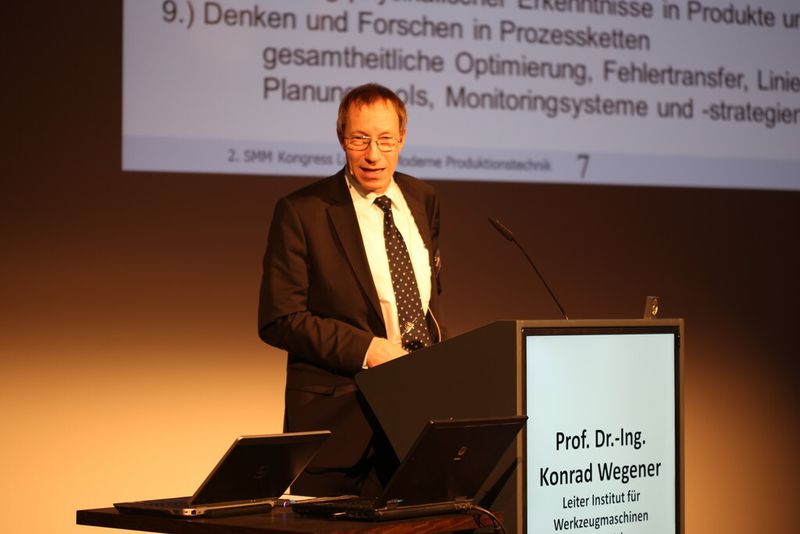 Prof. Dr.-Ing. Konrad Wegener von der ETH Zürich verstand es einen Überblick über die Forschungstrends in der Fertigungstechnik zu geben. (Bild: Matthias Böhm)