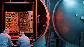 Two scientists in front of a vacuum chamber used for testing: As technical instruments for spaceflight become more sensitive, the test facilities are becoming a critical system. (Source: Busch Group)