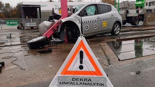 Mit Tempo 84 gegen einen Mast: Trotz des verheerenden Schadens durch die hohe Aufprallgeschwindigkeit fängt der Akku des Nissan Leaf kein Feuer. (Bild: Ottmar Holz/»kfz-betrieb)