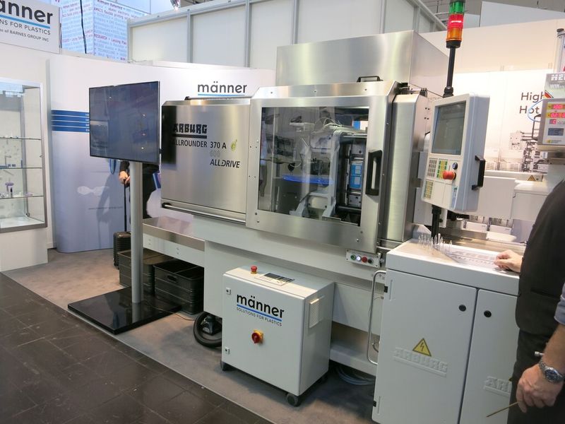 Der Maschinenanbieter Arburg zeigt auf dem Stand von Männer Solutions for Plastics den elektrischen Spritzgieß-Allrounder 370 A mit 600 kN Schließkraft. Als Messeexponate werden zwei je 2,35 g schwere Spritzenkörper aus COP in einer Zykluszeit von rund neun Sekunden hergestellt. (Bild: Schäfer)