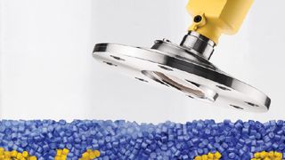 Die sehr niedrige Dielektrizitätszahl (DK=1,2) von Kunststoffgranulaten liefert nur kleine Reflexionen, da ein großer Teil der Radarsignale vom Medium absorbiert wird. Für den Vegapuls 69 kein Problem! (Bild: Vega, © amstockphoto - Fotolia, [M]-Sahlmüller)