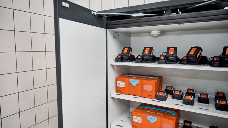 Die Batterie-Schränke verfügen je nach Modell über Evakuierungs- und Alarmkonzepte sowie aktives oder passives Rauchgasmanagement. (Bild: Berner)