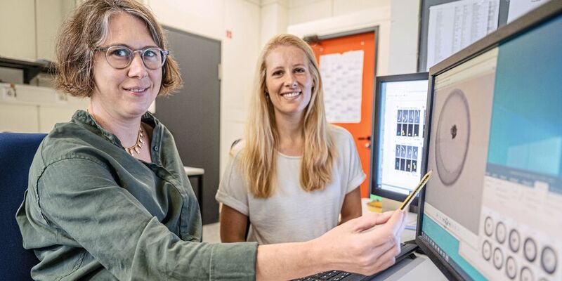 Christine Kaimer (links) und Susanne Thiery haben untersucht, wie Bodenbakterien einander bekämpfen.