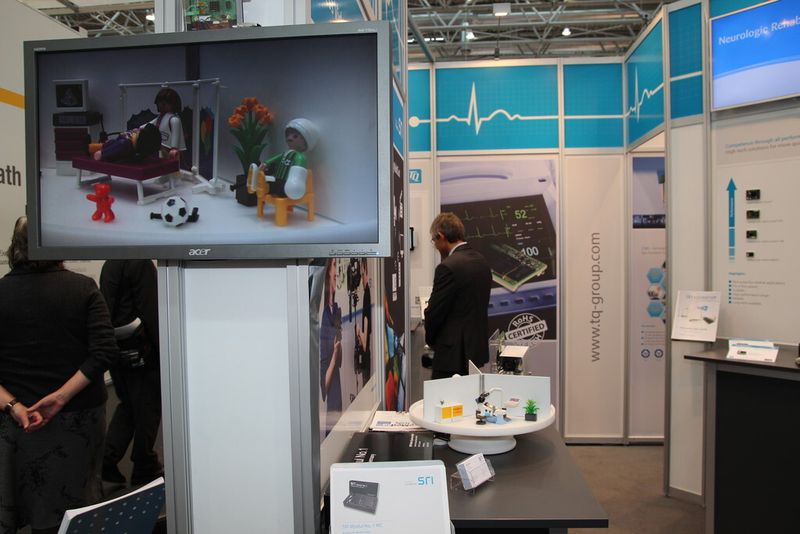 Die seit Januar zur TQ-Group gehörende SRI Radio Systems stellt auf der Compamed kompakte Lösungen zur kabellosen Videoübertragung in HD-Qualität vor. Die Sender können im Multicast maximal vier Empfänger gleichzeitig in Echtzeit (Latenz < 1 ms) mit Daten versorgen. Das Modul wird etwa an eine Kamera oder eine andere Bildquelle montiert und die Videodaten werden an einen an den Empfänger angeschlossenen Monitor gesendet. (Bild: Finus)