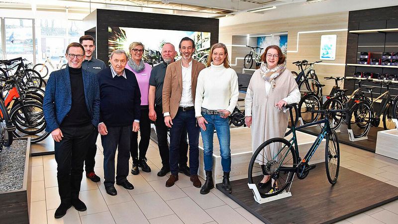 Freuen sich über ihren ersten Zweirad-Standort (v.l.): Oliver Bohn, Félix Feth, Harald Witte, Monja Hahn, Andreas Pehlgrim, Jan Rommel, Claudia Rommel und Kerstin Witte. (Kuhn+Witte)
