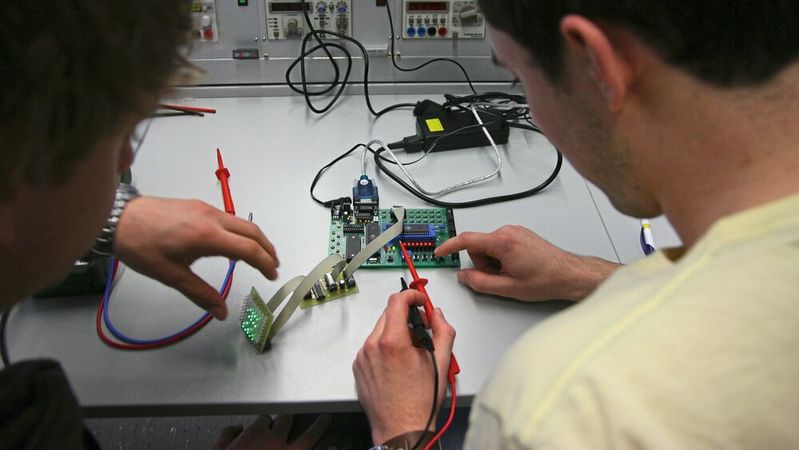 Messtechnik gehört zur Validierung elektronischer Systeme. Bei schnellen Datenschnittstellen prüfen Entwickler unter anderem Signalqualität, Jitter und Übertragungsverluste.(Bild:  frei lizenziert /  Pixabay)