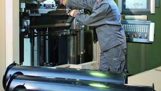 Bild 1: Der Umstieg auf Spritzgießmaschinen erhöht die Prozesssicherheit bei der Fertigung großvolumiger Gummiteile. So werden Formfüllung und Werkzeugtemperierung gleichmäßiger und reproduzierbarer. (Bild: Jäger)