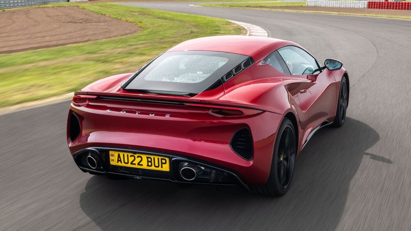 Der Emira verschlingt Kehre um Kehre, stürmt über die Kuppen und jagt über die wenigen Geraden und der Fahrer wird zum Nimmersatt.  (Bild: Jarowan Power/Lotus)