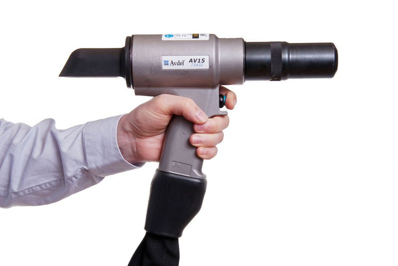 Das AV 15 Setzgerät zur Verarbeitung von 12,7 mm (½”) Schließringbolzen. (Bild: Avdel)
