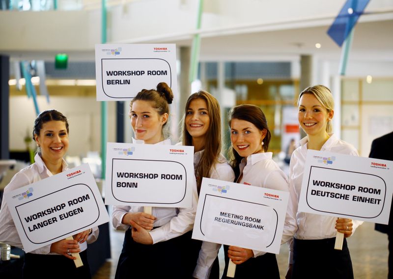 Diese jungen Damen brachten die rund 600 Gäste von Toshiba auf den richtigen Weg. (Archiv: Vogel Business Media)
