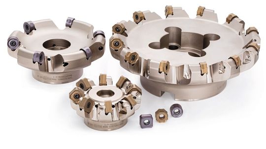 Der «DoTriple-Mill» von Tungaloy ist ein echtes Multitalent beim Planfräsen: Er kombiniert drei verschiedene Wendeschneidplattenformen in nur einem Halter.(Bild:  Tungaloy)