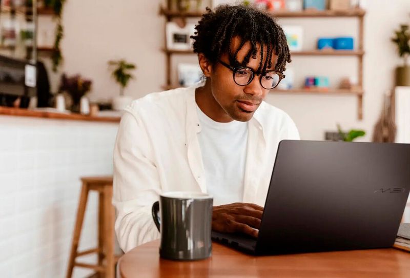 Das Business-Notebook Prestige 14 basiert in der 2026er-Generation auf Intels Core-Ultra-300-Prozessoren. Ein 81-Watt-Akku soll produktives Arbeiten über mehrere Tage bei Akkubetrieb ermöglichen. (Bild: MSI)