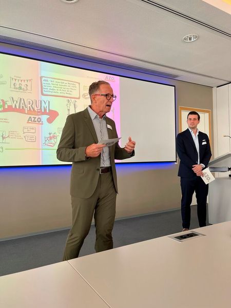 Rainer Zimmermann, CEO von Azo und sein Sohn Lukas Zimmermann, Business Development Manager, erklärten den Zuhörern, wie Transformation in einem Familienunternehmen gelingt. (Bild: Redaktion PROCESS)