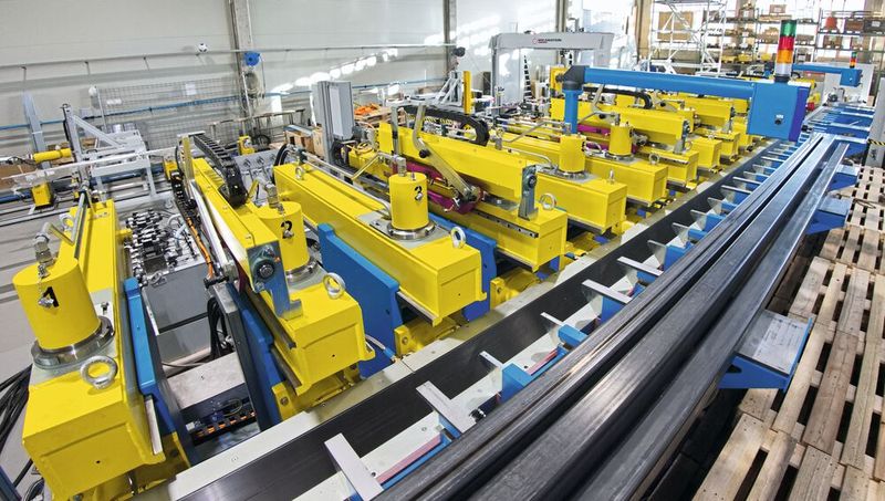 Die Abmessungen der gesamten Presse betragen (LxBxH) 10 x 4 x 3 m mit gesamthaft 20 Pressportalen, deren Druckzylinder (40 Stück) mit einem Druck bis zu 300 bar horizontal und vertikal beaufschlagt werden. (Bild: Matthias Böhm)