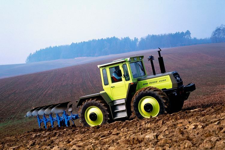 1991 war Schluss mit dem MB-Trac. Das Konzept der „Tracs“ und Systemschlepper wird aber bis heute von JCB mit dem „Fastrac“ und seitens Claas mit der Baureihe „Xerion“ weiterverfolgt.  (Bild: Daimler AG)