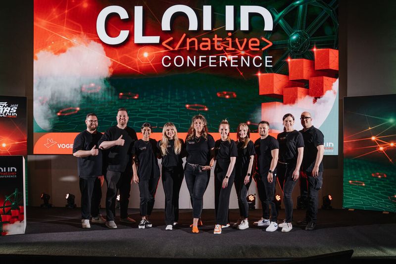 Maximilian Hille von Cloudflight und das Team der Vogel IT-Akademie.  (Bild: Manuel Emme Fotografie / Vogel IT-Akademie)