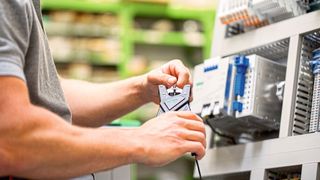 Mit professionellem Werkzeug gelingen Arbeiten in der Gebäudeinstallation und im Schaltschrank im Handumdrehen. (Bild: Wago)