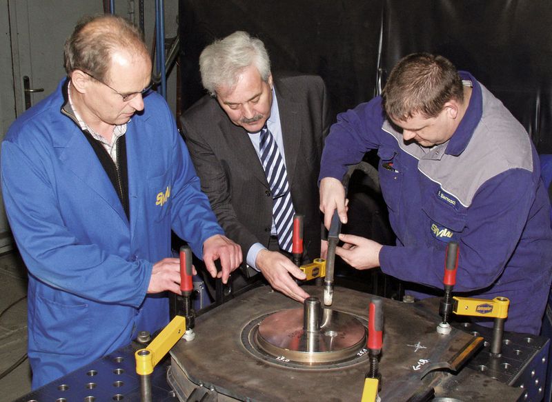 SMW-Betriebsleiter Wolfgang Schulz, Cloos-Niederlassungsleiter Volker Hedergott und SMW-Schweißfachmann Roman Benasch (v.l.) sind begeistert vom neuen Rapid-Weld-Prozess: „Kürzere Schweißzeiten und bessere Qualität – was will man mehr?“, betonen sie einhellig.  (Bild: Cloos)