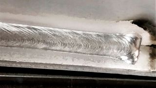 SKS Welding Systems hat zwei neue Schweißprozesse entwickelt, die das Leben erleichtern, wie es heißt. DP-Basic und DP-Fast werden sie genannt. Hier ein Beispiel, geschweißt mit DP-Fast: Eine flott gefertigte Aluminiumkehlnaht mit optisch sehr ansprechender Schuppung. Lesen Sie hier, was noch alles geht... (SKS)